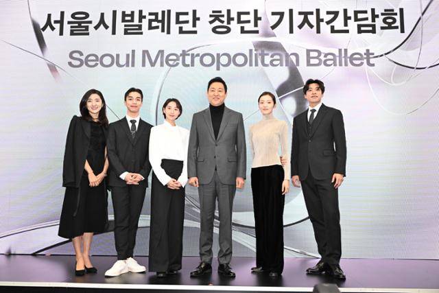 지난해 2월 20일 서울 중구 세종문화회관에서 열린 서울시발레단 창단 기자 간담회에서 오세훈 서울시장(왼쪽 네 번째)과 2024 첫 시즌 무용수들이 함께 기념촬영을 하고 있다. 가장 오른쪽이 김희현 발레리노이다. 서울시 제공