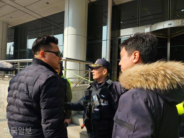 8일 종로경찰서 소속의 대화 경찰관인 신재명(맨 오른쪽) 정보관이 흥분한 집회 참가자에게 말을 걸며 진정시키고 있다. 이유진 기자