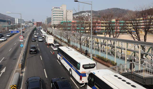 10일 서울 용산구 한남동 대통령 관저 앞 도로에 경찰 차벽이 세워져 있다. 윤석열 대통령은 석방 이후 별다른 공개 활동 없이 사흘째 관저에 머물고 있다. 뉴스1