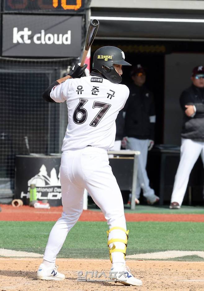 10일 오후 수원 KT위즈파크에서 열린 2025 프로야구 시범경기 키움과 KT 경기. KT 유준규가 5회 타격하고있다. 유격수 땅볼 수원=정시종 기자 capa@edaily.co.kr /2025.03.10.