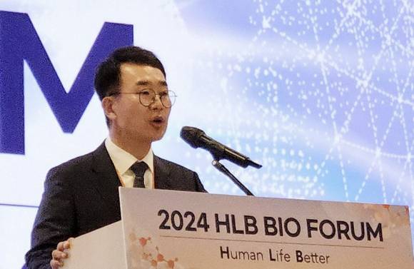 진양곤 HLB 회장이 23일 서울 송파구 소피텔 앰배서더 서울에서 열린 '제2회 HLB바이오포럼'에서 개회사를 하고 있다. 2024.5.23 [사진=연합뉴스]