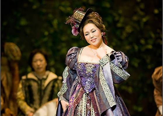 메조 소프라노 이아경의 오페라 무대. 무명 단원에서 스타로 떠오른 그는 “많은 분들 도움 덕에 여기까지 왔다”고 했다. [사진 SMI]