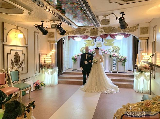 카몰즈씨와 탁 모씨가 신신예식장에서 웨딩촬영을 하고있는 모습/사진=유지희 기자