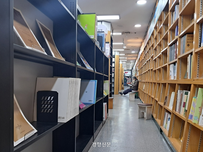 한 은평구민이 10일 오후 서울 은평구 갈현동 연신내문고를 찾아 책을 읽고 있다. 박정연 기자