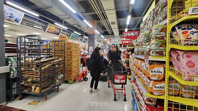 지난 10일 서울시내의 한 홈플러스 매장 식품층에서 고객들이  장을 보고 있다.  매장 곳곳에는 미처 정리하지 못한 제품 상자와 처리하지 못한 빈 상자 더미들이 놓여 있었다. 이성희 기자