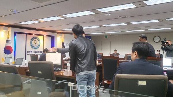 ▲ 10일 회의 시작 전 류희림 위원장에 '민원사주' 관련 질의하는 MBC 기자. 사진=박재령 기자