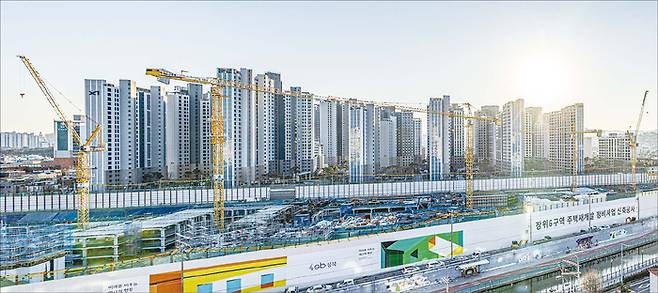 입주를 앞둔 서울 성북구 장위뉴타운 4구역 ‘장위자이레디언트(사진 뒤쪽)’와 공사가 진행 중인 6구역 ‘푸르지오라디우스파크’ 공사 현장(앞쪽). (윤관식 기자)