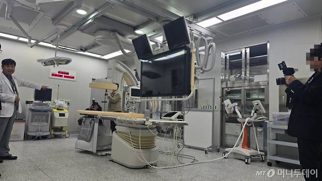 혈관조영실(촬영실) 모습. 혈관조영실은 하이브리드센터로 구성돼 혈관 시술과 촬영이 가능하며 필요 시 바로 시술이 가능하도록 시설을 완비한 상태다. /사진=홍효진 기자