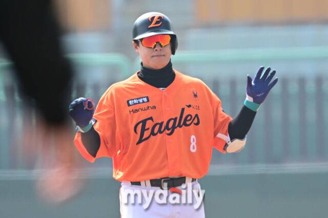 한화 노시환이 11일 인천 SSG랜더스필드에서 열린 '2025 신한 SOL BANK KBO리그' SSG 랜더스와 한화 이글스 시범경기 1회초 2사 2루에 2루타를 쳤다./인천 = 한혁승 기자