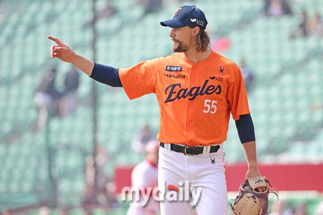 한화 와이스가 11일 인천 SSG랜더스필드에서 열린 '2025 신한 SOL BANK KBO리그' SSG 랜더스와 한화 이글스 시범경기 선발투수로 나왔다./인천 = 한혁승 기자