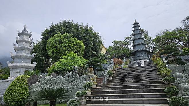 손짜반도 영응사 앞마당