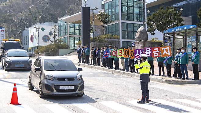 울릉군이 경찰과 합동으로 스파이크타이어 사용금지 계도를 위해 거리 홍보에 나섰다.