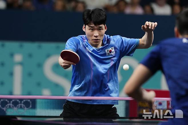 [파리=AP/뉴시스] 장우진이 6일(현지시각) 프랑스 사우스 파리 아레나에서 열린 2024 파리 올림픽 탁구 남자 단체전 크로아티아와의 16강전 3단식에서 안드레이 가치나와 경기하고 있다. 장우진이 3-1(11-6 7-11 11-6 11-4)로 승리해 한국이 매치 스코어 3-0으로  이기고 8강에 진출했다. 2024.08.06.