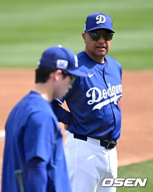 [OSEN=애리조나(미국), 이대선 기자] LA 다저스 데이브 로버츠 감독이 김혜성을 바라보고 있다. 2025.02.18 / sunday@osen.co.kr