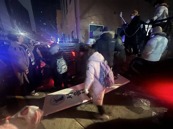 1월19일 새벽 윤석열 대통령에 대한 구속영장이 발부되자 서울서부지법에 지지자들이 진입해 난동을 부리고 있다. 뉴스1