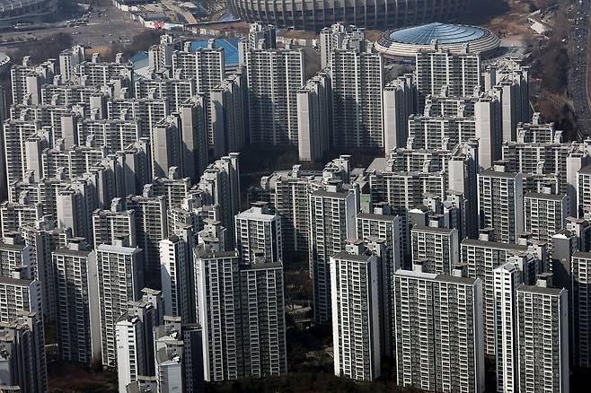 지난 9일 롯데월드타워 전망대에서 바라본 송파구 아파트 단지 모습 ⓒ연합뉴스