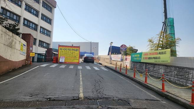 광주 남구 주월동 대광여고와 서진여고 입구 통학로에 위치한 사유지를 둘러싸고 학교 법인과 토지 소유자 간 마찰이 일고 있다. 7일 오전 광주대광여고·서진여고 통학로를 막고 있는 컨테이너. 컨테이너 왼쪽편이 대광여고 정문이고, 위로 30미터 가량 올라가면 서진여고다 ⓒ시사저널 정성환 