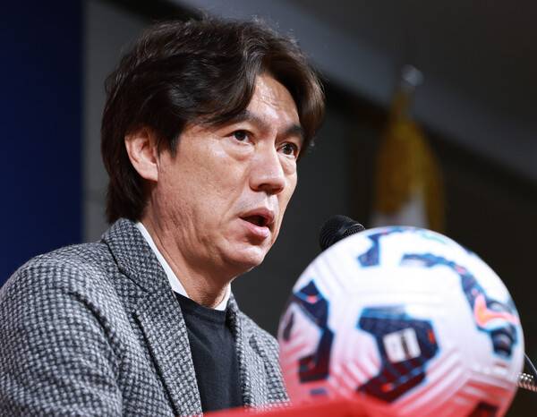 ▲ 홍명보 축구대표팀 감독이 10일 서울 신문로 축구회관에서 2026 북중미 월드컵 아시아 3차 예선 7-8차전 오만, 요르단전 명단 발표 기자회견에 나섰다. ⓒ연합뉴스
