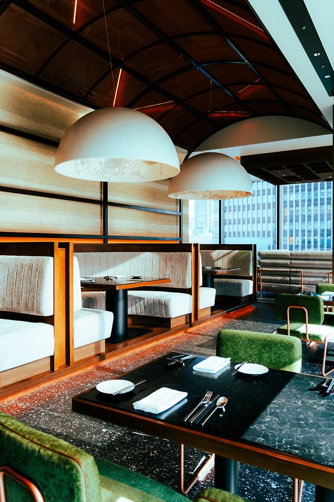 카본 카피의 천장 디자인은 구로몬 시장의 아케이드에서, 부스 좌석의 조명은 부타만에서 영감을 받았다