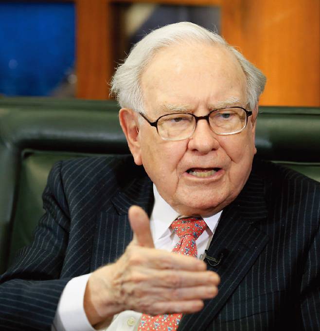 워런 버핏 미국 버크셔해서웨이 회장은 2월 22일(현지 시간)에 공개된 연례 주주 서한을 통해 일본 종합상사 주식을 장기 보유할 것이라고 밝혔다. [뉴시스]