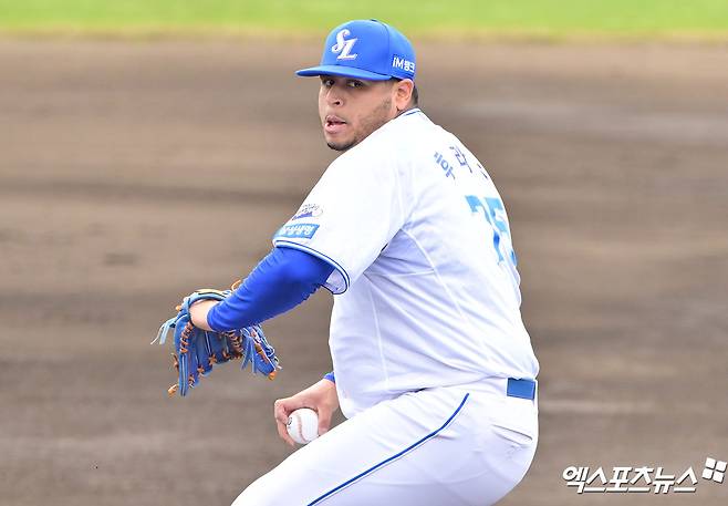 삼성 라이온즈 아리엘 후라도가 올해 스프링캠프 연습경기에 등판해 투구하고 있다. 엑스포츠뉴스 DB