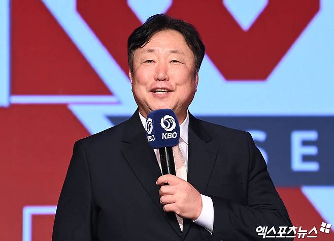 차명석 LG 단장은 11일 사직구장에서 열린 '2025 신한 SOL Bank KBO 시범경기' 롯데전을 앞두고 최근 떠오른 트레이드 소문에 관해 고개 저었다. 엑스포츠뉴스 DB