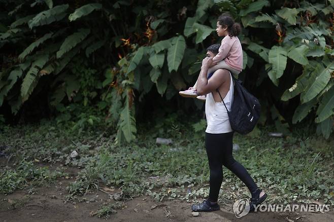 지난해 10월 다리엔 갭 인근 이민당국 사무실 향하는 이주민 가족 [EPA 연합뉴스 자료사진. 재판매 및 DB 금지]