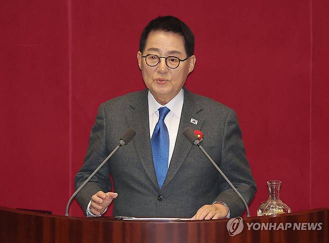 대정부질문 발언하는 박지원 의원 (서울=연합뉴스) 류영석 기자 = 더불어민주당 박지원 의원이 13일 국회 본회의장에서 열린 경제분야 대정부질문에서 발언하고 있다. 2025.2.13 ondol@yna.co.kr