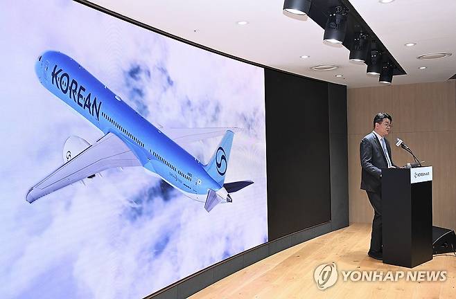 취재진 질문에 답하는 조원태 한진그룹 회장 (서울=연합뉴스) 조원태 한진그룹 회장이 11일 서울 강서구 대한항공 본사에서 열린 신규 CI 공개 기자간담회에서 취재진의 질문에 답하고 있다. 2025.3.11 [공항사진기자단] photo@yna.co.kr