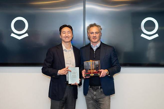 정기선 HD현대 수석부회장(왼쪽)이 지난 6일(현지시간) 미국 워싱턴 팔란티어 사무실에서 알렉스 카프 최고경영책임자(CEO)와 만나 기념촬영을 하고 있다.(사진=HD현대 링크트인 캡처)