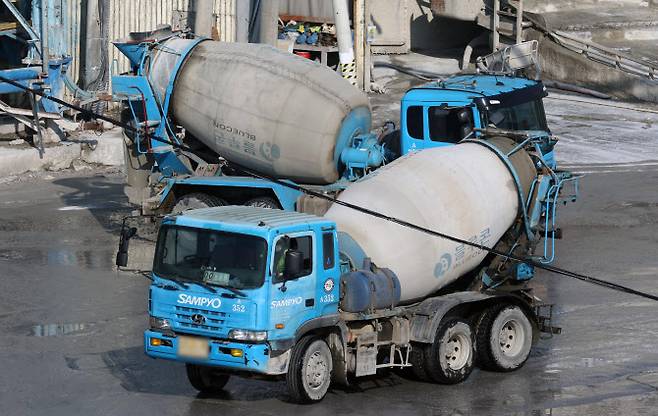 서울 시내의 한 레미콘 공장에서 레미콘 차량이 분주하게 움직이고 있다.(사진=연합뉴스)