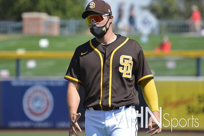 (코로나-19가 성행했던 지난 2021년 메이저리그에 진출한 김하성. 마스크를 쓰고 운동하는 모습이 인상적이다)