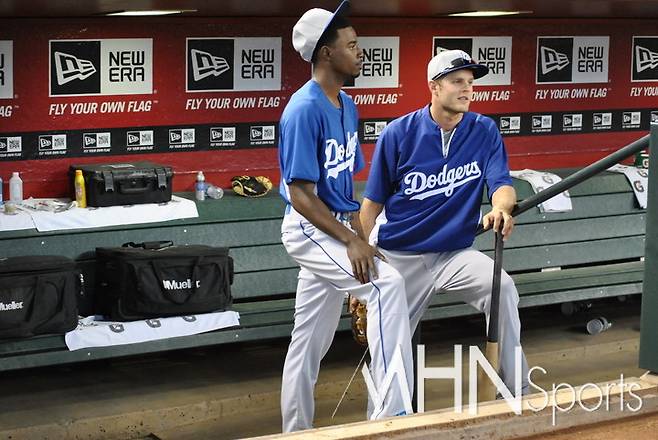 (2013년 다저스 시절의 외야수 닉 버스(오른쪽))