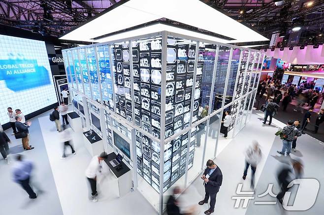 3일(현지시간) 스페인 바르셀로나 피라 그란 비아 전시장에서 열린 '모바일 월드 콩그레스(MWC) 2025'를 찾은 관람객들이 SK텔레콤 부스에서 'AI 데이터 센터'를 살펴보고 있다. MWC는 전세계 800여 개의 이동통신사가 참여하는 세계이동통신사업자연합회(GSMA)가 주관하는 행사로, 미국과 독일에서 각각 열리는 CES, IFA와 함께 3대 전자·IT 전시회로 꼽힌다. 올해 MWC에 참가하는 한국 기업은 187곳으로 지난해보다 22곳이 늘었다. 2025.3.3/뉴스1 ⓒ News1 민경석 기자