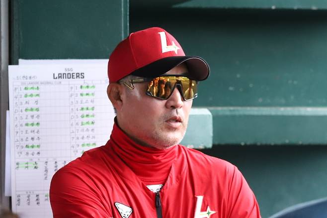 SSG 이숭용 감독이 4일 일본 오키나와 기노자 구장에서 LG와 2025 스프링캠프 평가전에 앞서 취재진을 만났다. 사진 | SSG 랜더스