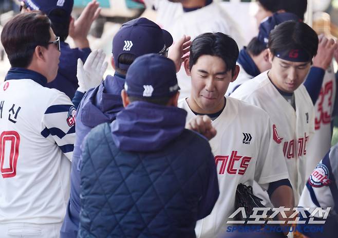 어린 루키의 무실점 투구를 칭찬해주는 선배들.