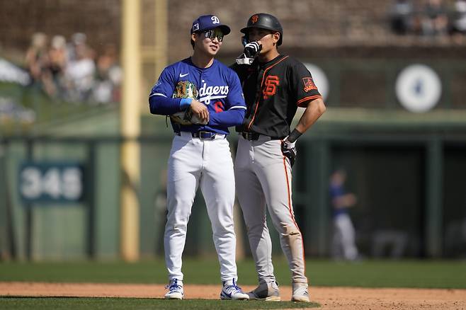 Los Angeles Dodgers shortstop Hyeseong Kim, left, and San Francisco Giants Jung Hoo Lee chat near second base during a pitching change in the third inning of a spring training baseball game, Saturday, March 1, 2025, in Phoenix. (AP Photo/Ashley Landis)







<저작권자(c) 연합뉴스, 무단 전재-재배포, AI 학습 및 활용 금지>