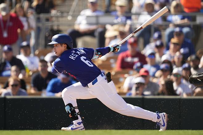 Los Angeles Dodgers' Hyeseong Kim grounds out during the second inning of a spring training baseball game against the Chicago Cubs, Thursday, Feb. 20, 2025, in Phoenix. (AP Photo/Ashley Landis)







<저작권자(c) 연합뉴스, 무단 전재-재배포, AI 학습 및 활용 금지>