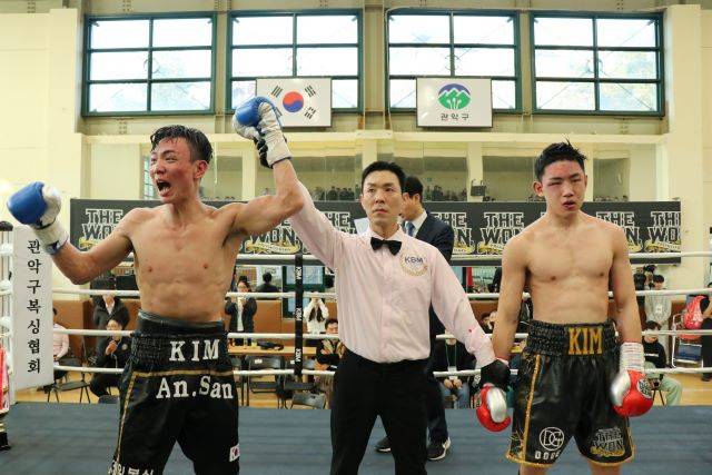 이날 메인이벤트였던 KBM 한국 웰터급 챔피언결정전은 명승부였다. 김진수(왼쪽)가 김용욱과 난타전을 벌인 끝에 역전드라마로 심판전원일치 판정승을 거뒀다. /KBM