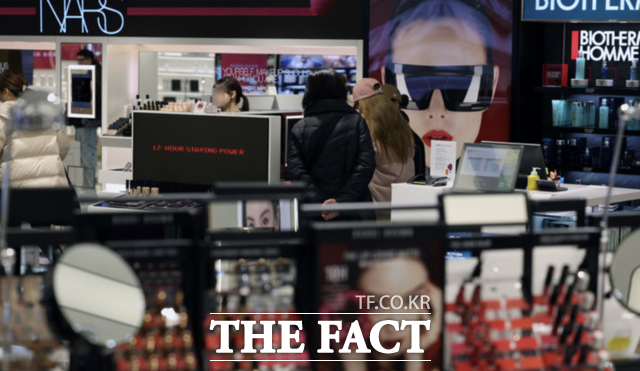 외국인 관광객들이 서울의 한 면세점 화장품 코너에서 화장품을 둘러보고 있다. /뉴시스