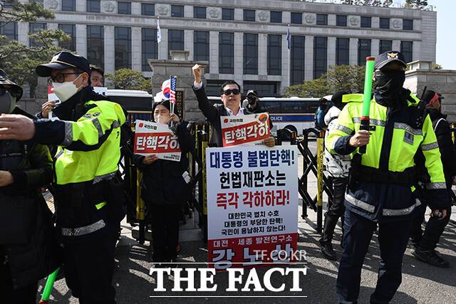 윤석열 대통령 지지자들이 헌법재판소(헌재) 홈페이지 자유게시판에서 자동입력 반복 프로그램(매크로)을 이용해 여론을 조작하고 있다는 의혹을 두고 경찰이 입건 전 조사(내사)에 착수한 가운데 게시판에 올라온 탄핵 반대 글이 대거 삭제된 것으로 나타났다. 사진은 윤 대통령 지지자들이 지난 11일 오후 서울 종로구 헌법재판소 앞에서 윤 대통령에 대한 탄핵 각하를 촉구하며 구호를 외치고 있는 모습./서예원 기자