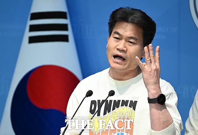 윤석열 대통령 지지자들이 20~30대를 대상으로 '청년 1만명 탄핵 반대 서명운동'을 받고 있는 가운데 개인정보를 허위로 입력해도 참여가 가능한 것으로 파악됐다. 허위 입력에 따라 한 사람의 중복 서명도 가능하면서 조작 논란이 거세질 전망이다. 전한길 한국사 강사는 지난 11일 자신의 유튜브 채널 '꽃보다 전한길'에서 "서명을 모아 헌법재판소에 탄원서를 제출하려고 한다. 모든 2030 청년들이 동참해 달라"며 서명을 독려했다. /국회=박헌우 기자