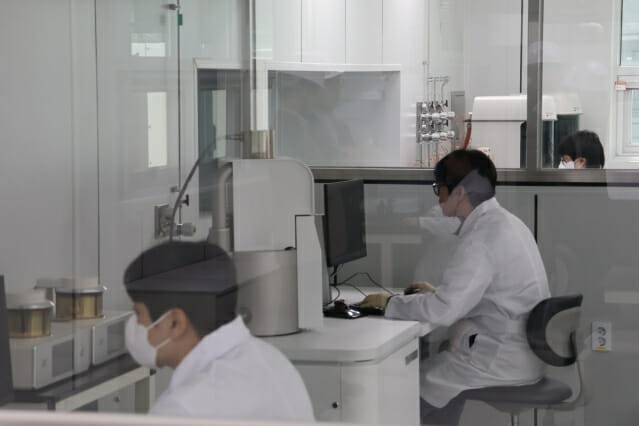 에코앤드림 새만금 공장 내 품질관리실에서 직원들이 근무하고 있다.