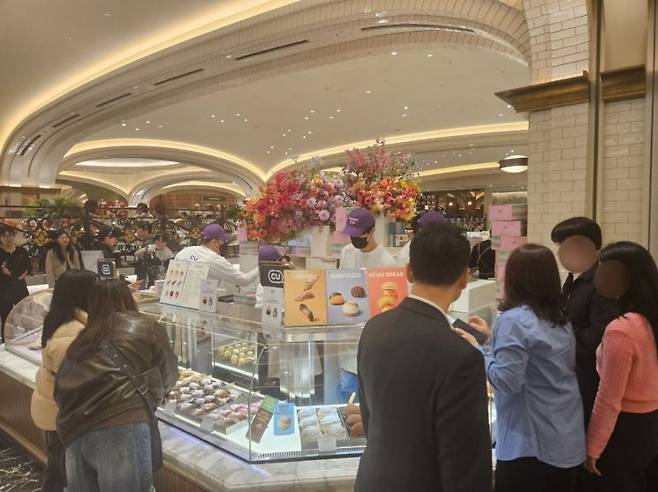11일 오전 신세계백화점 강남점 지하 1층 스위트파크 내 '디저트 CU' 팝업스토어의 모습. 방문객들이 진열대를 살펴보고 있다. (사진=박재현 기자)