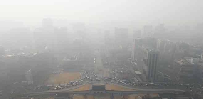 지난 1월 21일 서울 광화문 광장 상공에서 드론을 통해 내려다본 도심이 중국발 미세먼지로 인해 뿌연 모습이다. 이 사진은 대통령실의 용산 이전과 드론 촬영 규제 완화가 맞물려 촬영할 수 있는 전경이다. 미세먼지가 심할 것으로 예상된 날을 대비해 미리 드론비행허가를 받고 촬영했다. /장련성 기자