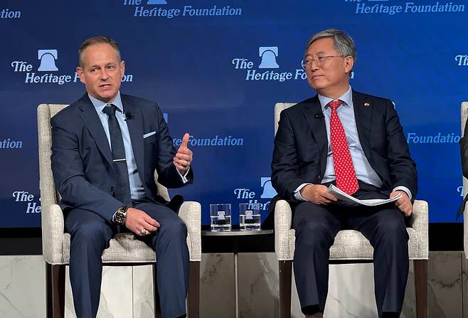 최중경 국제투자협력대사(오른쪽)와 브렌트 새들러 헤리티지재단 해상 전투·첨단기술 담당 선임연구원. /워싱턴=김은중 특파원