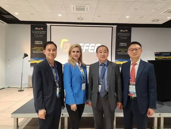 (왼쪽부터) 이응근 전 삼부토건 대표이사, 엘샤베타 샤브추크 우크라이나 비니치아주 의회 의장, 이양구 전 우크라이나 대사, 구세현 전 웰바이오텍 대표이사의 기념촬영 사진. 웰바이오텍은 2023년 5월 우크라이나 재건사업 관련 웰바이오텍과 삼부토건이 우크라이나 정부와 협의를 하고 있다며 이 사진을 언론에 제공했다.