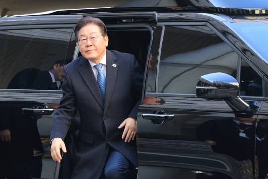 더불어민주당 이재명 대표가 26일 서울고등법원에서 열린 공직선거법 위반 혐의 사건 2심 5차 공판에 출석하기 위해 차량에서 내리고 있다. [연합뉴스]