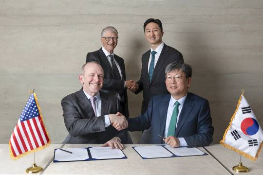 '나트륨 원자로의 상업화를 위한 제조 공급망 확장 전략적 협약' 체결식에서 (오른쪽부터)원광식 HD현대중공업 해양에너지사업본부장, 정기선 HD현대 수석부회장, 빌 게이츠(Bill Gates) 테라파워 창업자, 크리스 르베크(Chris Levesque) 최고경영자가 기념촬영하고 있다. HD현대 제공