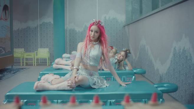 XG 'IYKYK' MV 스틸컷